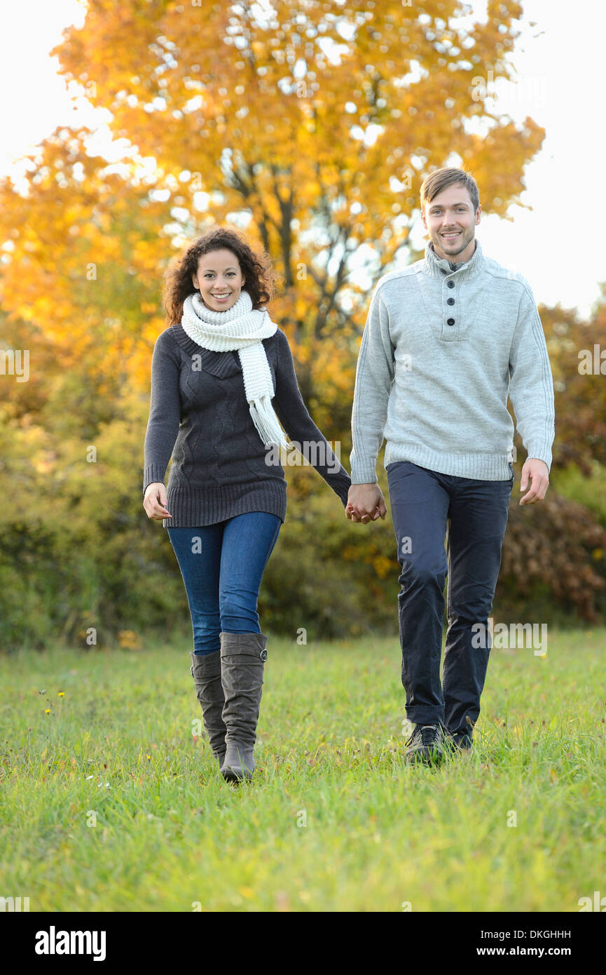 Smiling couple walking in autumn Banque D'Images