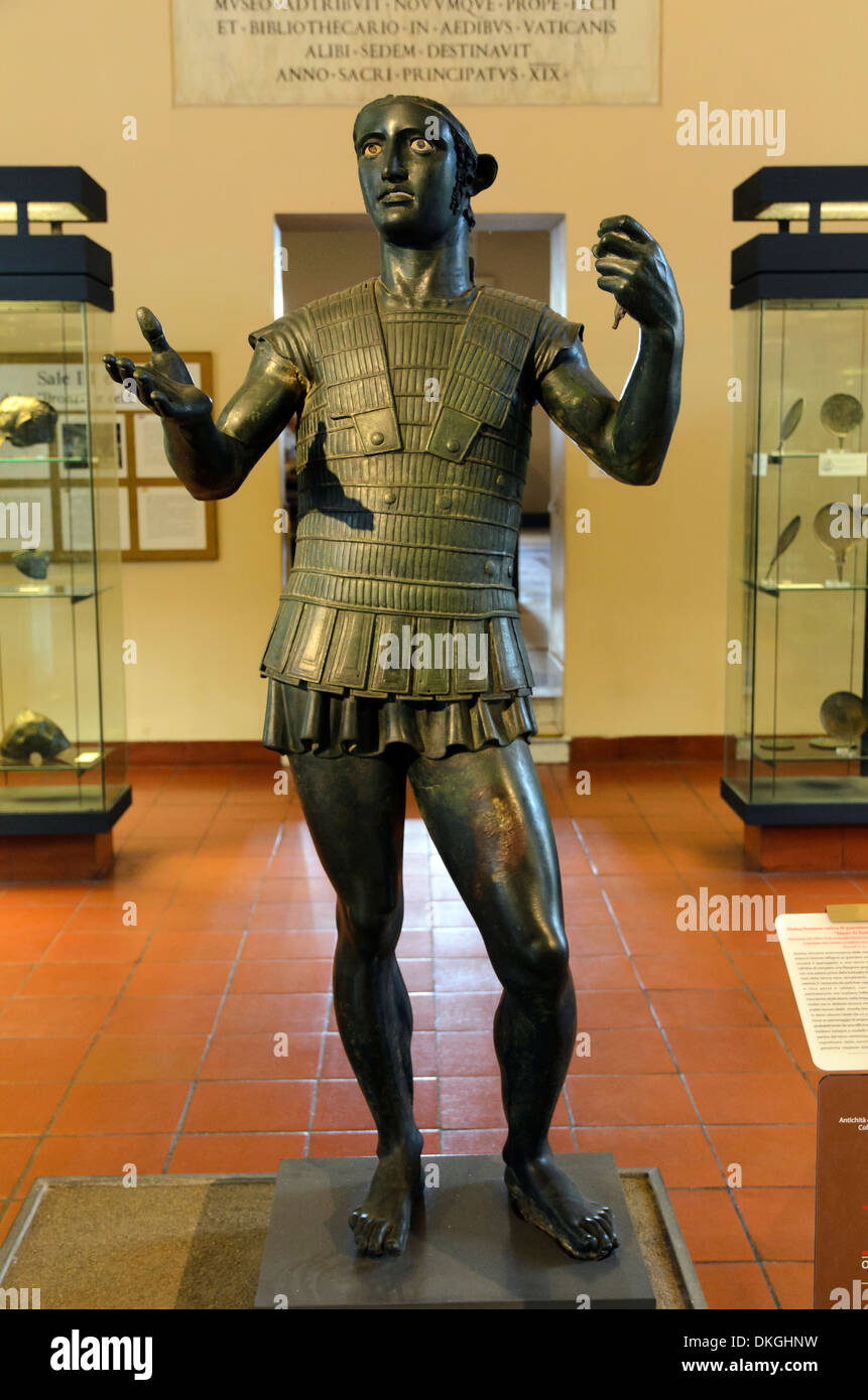 Statue en bronze d'un guerrier : Marte de Todi près d'une statue grandeur nature le portrait d'un jeune guerrier habillé en armure offrant une libation (d'offrir du vin à une divinité), avant d'departinng pour la guerre. Il s'agit d'une statue votive, probablement jeté dans un atelier à Orvieto autour de la fin de la 5e 100. C.-B.) Musées du Vatican - Rome, Italie Banque D'Images