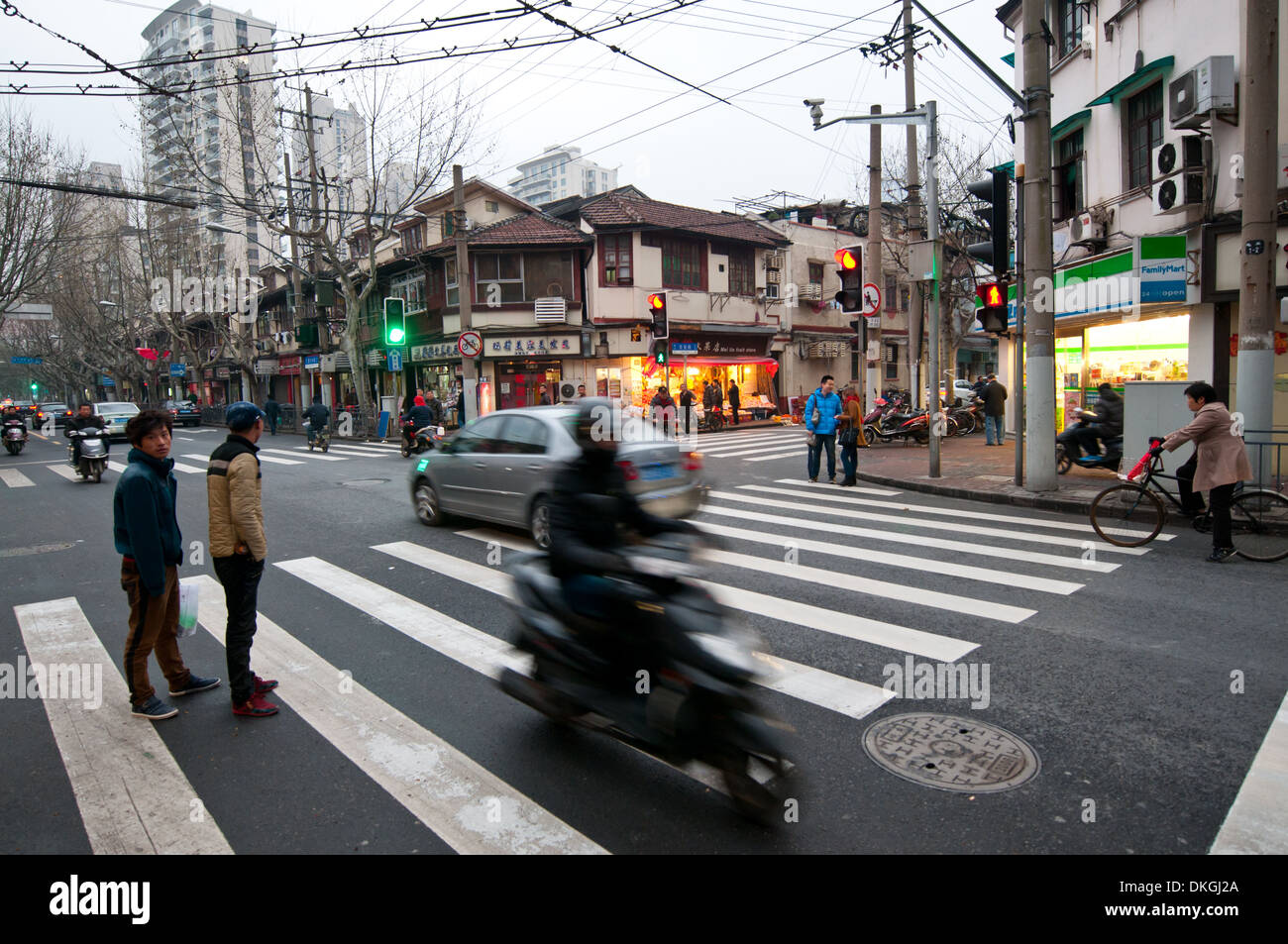 Ji'an Road et de Hefang Street carrefour à Shanghai, Chine Banque D'Images