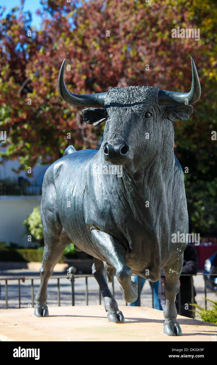 RONDA, ESPAGNE - DEC 1 Statue de taureau en face de l'arène de Ronda, dans la province de Malaga, Andalousie, Espagne, le 1 décembre 2013. Banque D'Images