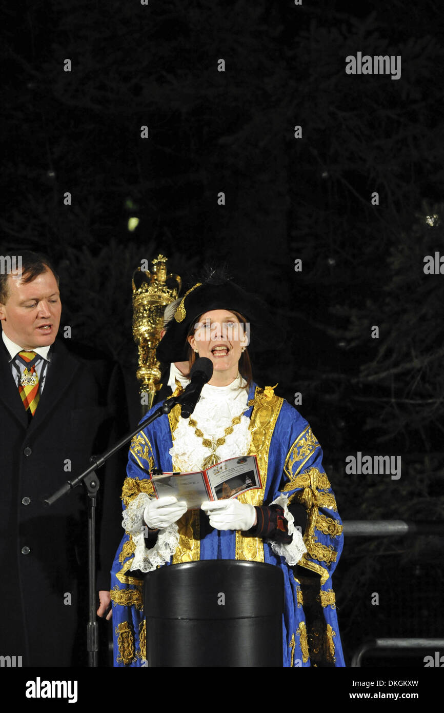 Londres, Royaume-Uni. 5 décembre 2013. Le maire de la ville de Westminster, la Rcbd Sarah Richardson le chant à l'arbre de Noël de Trafalgar Square Cérémonie d'éclairage. Crédit : Michael Preston/Alamy Live News Banque D'Images