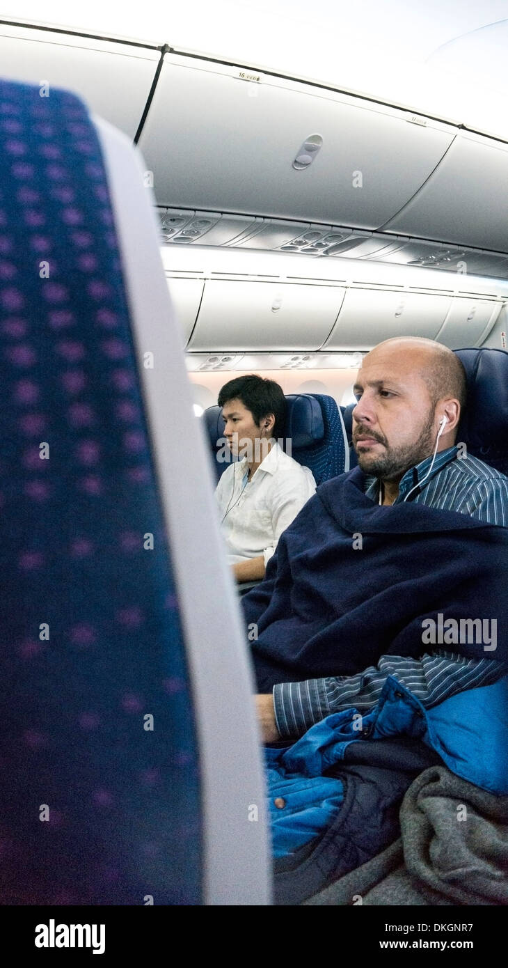 Confortable 2 Boeing 787 Dreamliner passagers bénéficient de personnels audio video TV sur demande dans l'économie de l'intérieur de la cabine pendant le vol. Banque D'Images