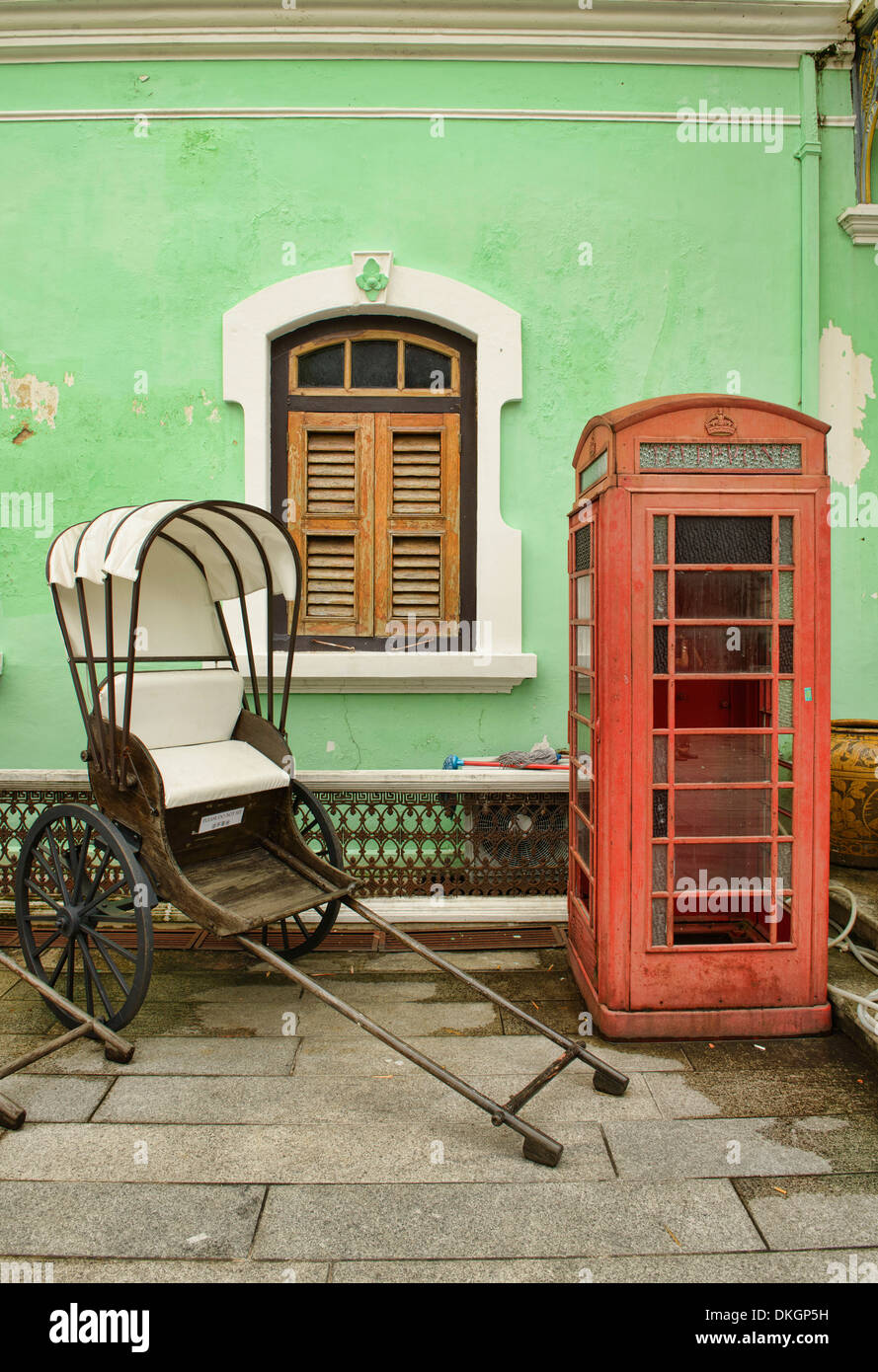 Le Trishaw et cabine téléphonique à la Pinang Peranakan à Georgetown, Penang, Malaisie Banque D'Images