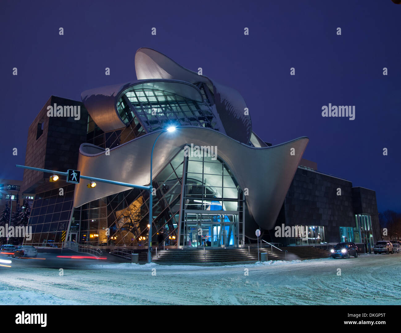 L'Art Gallery of Alberta (AGA) à Edmonton, Alberta, Canada, de nuit, en hiver. Banque D'Images