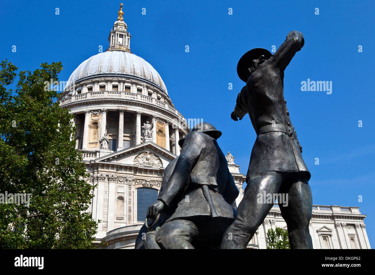 Le Mémorial National des pompiers et de la Cathédrale St Paul. Banque D'Images