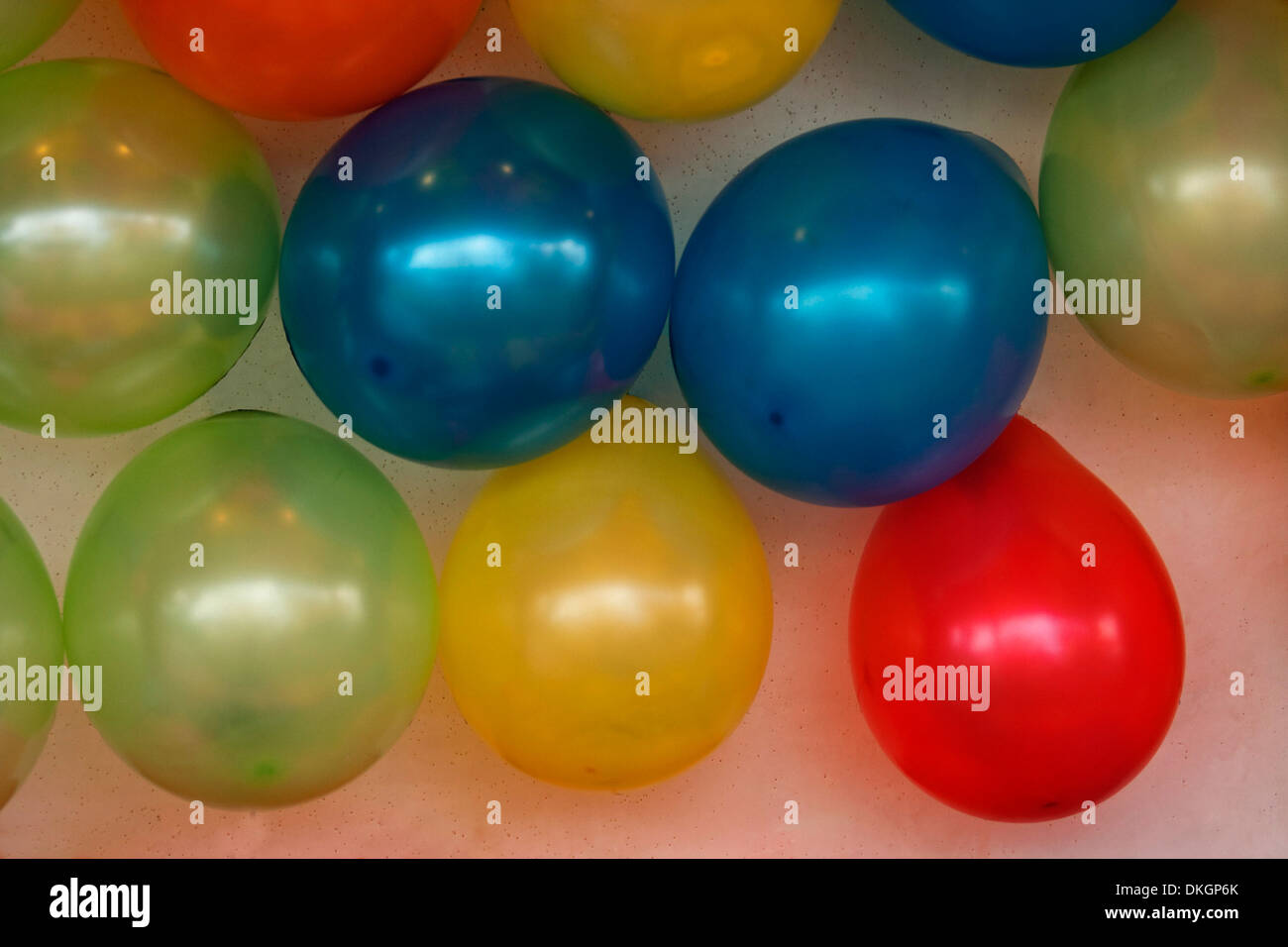 Groupe de ballons aux couleurs vives - rouge, jaune, vert et bleu Banque D'Images
