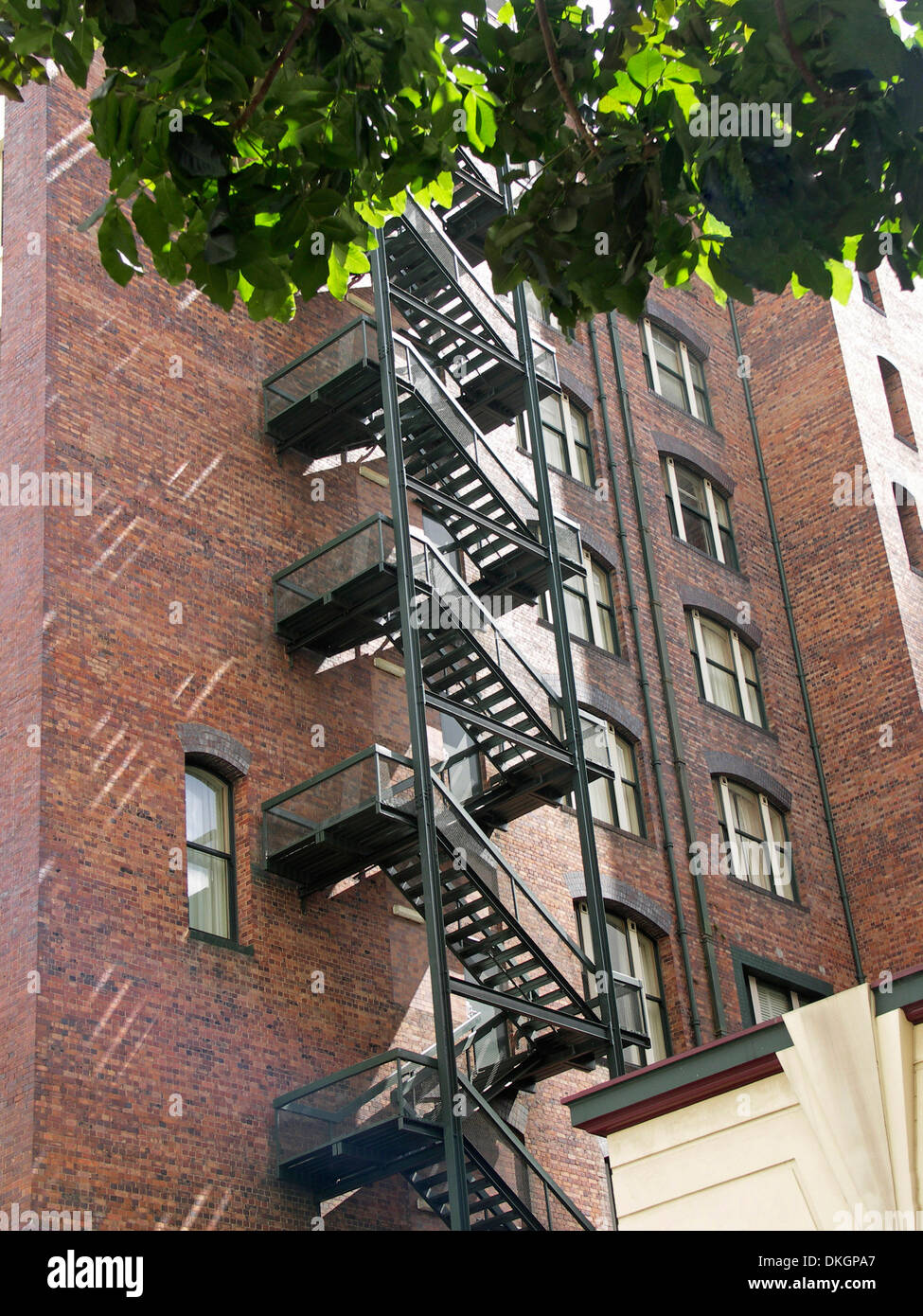 De longues marches, un escalier de secours / d'urgence sortie sur mur extérieur d'un bâtiment de la ville Banque D'Images