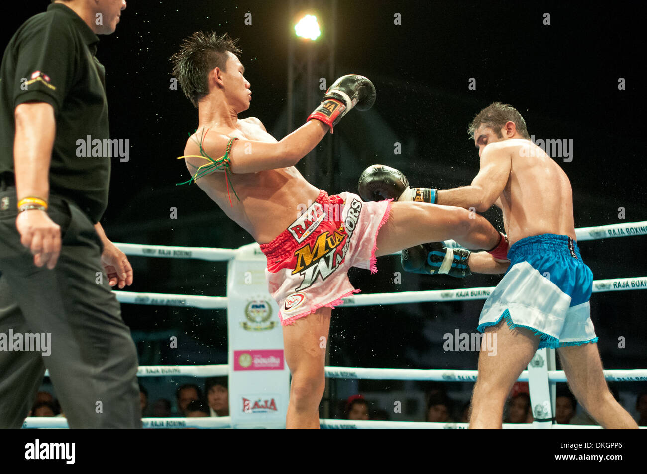 Boxeur thaï kicks son adversaire dans l'anniversaire du roi Max Guerrier Muay Thai fight 2013 Banque D'Images