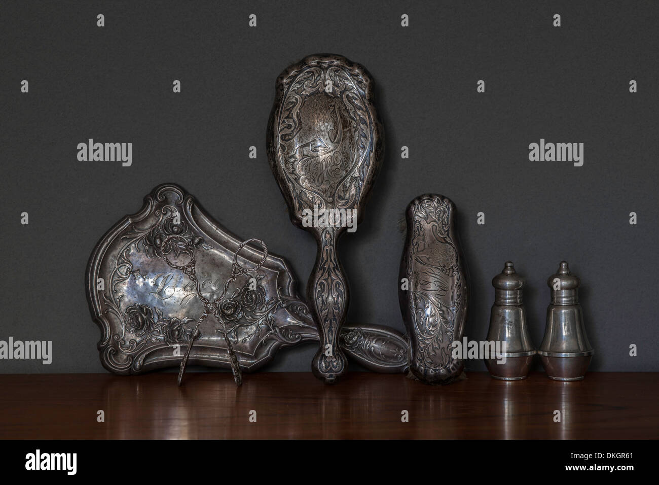 Style de vie néerlandais encore avec des objets en argent sterling Banque D'Images