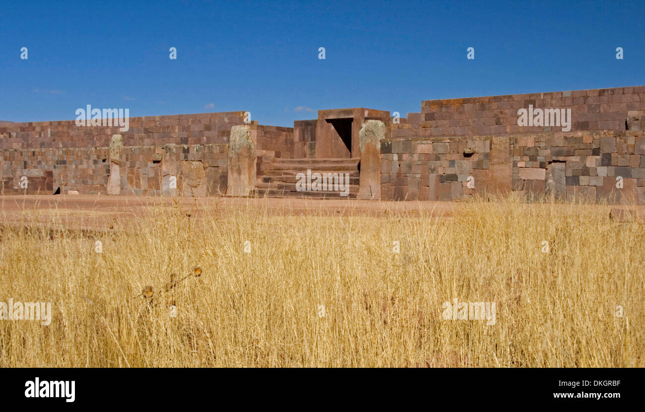 D'immenses murs en pierre et l'entrée à Tiahuanaco - partie de ruines de l'ancienne ville de montagnes des Andes en Amérique du Sud Bolivie Banque D'Images