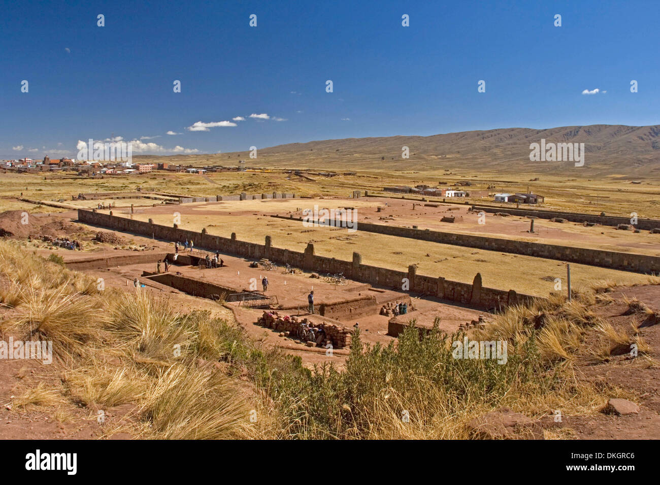 Ruines de l'ancienne ville de Tiwanaku et proche village vue de sommet de colline dans des Andes Bolivie Amérique du Sud Banque D'Images