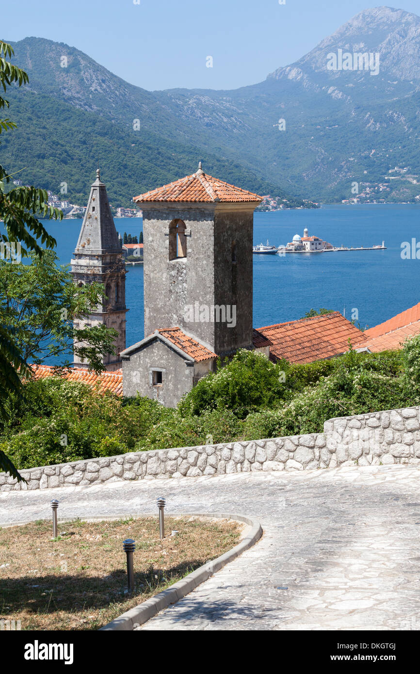 Église Saint Nicolas et Saint George's Island dans l'arrière-plan, Perast, baie de Kotor, site classé au Patrimoine Mondial de l'UNESCO, le Monténégro Banque D'Images