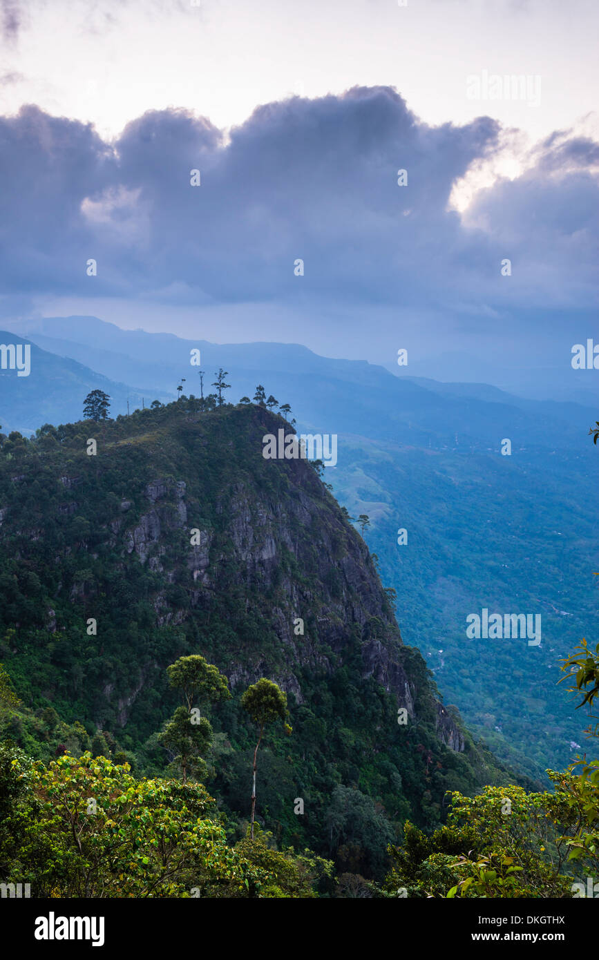 Vue sur les montagnes depuis Haputale dans le Sri Lanka montagne paysage au lever du soleil, District de Nuwara Eliya, Sri Lanka, Asie Banque D'Images