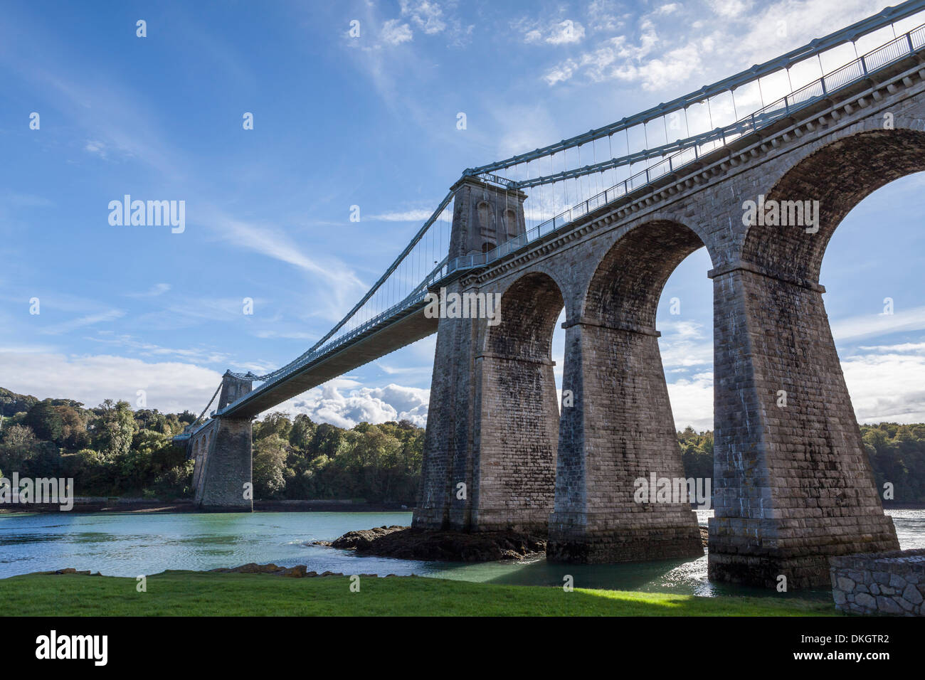 Menai Bridge enjambant le détroit de Menai, Anglesey, Pays de Galles, Royaume-Uni, Europe Banque D'Images