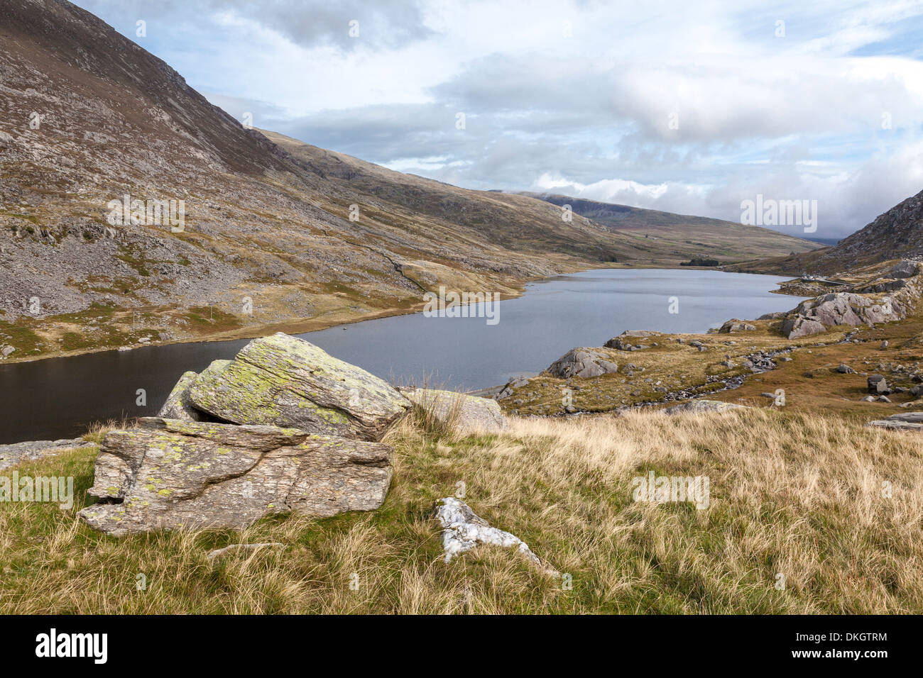 Ogwen Valley Llyn Ogwen, avec la gamme de montagne Glyderau de chaque côté, Gwynedd, Parc National de Snowdonia, Pays de Galles, Royaume-Uni Banque D'Images