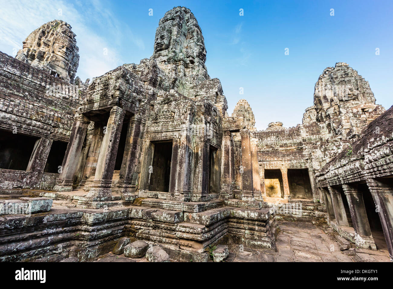 Tours face au temple Bayon à Angkor Thom, Angkor, Site du patrimoine mondial de l'UNESCO, la Province de Siem Reap, au Cambodge, en Asie du sud-est Banque D'Images