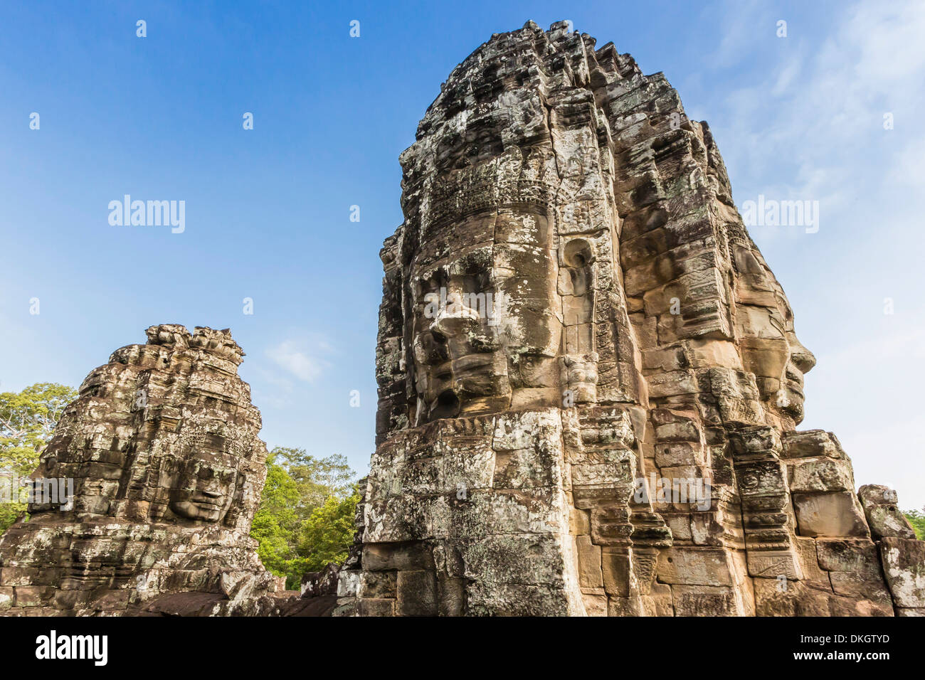 Tours face au temple Bayon à Angkor Thom, Angkor, Site du patrimoine mondial de l'UNESCO, la Province de Siem Reap, au Cambodge, en Asie du sud-est Banque D'Images