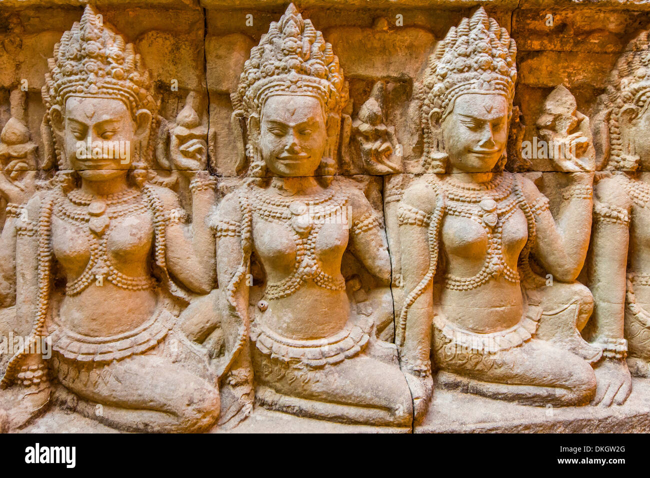 Dans les sculptures de l'Apsara terrasse du Roi Lépreux à Angkor Thom, Angkor, Site du patrimoine mondial de l'UNESCO, la Province de Siem Reap, Cambodge Banque D'Images