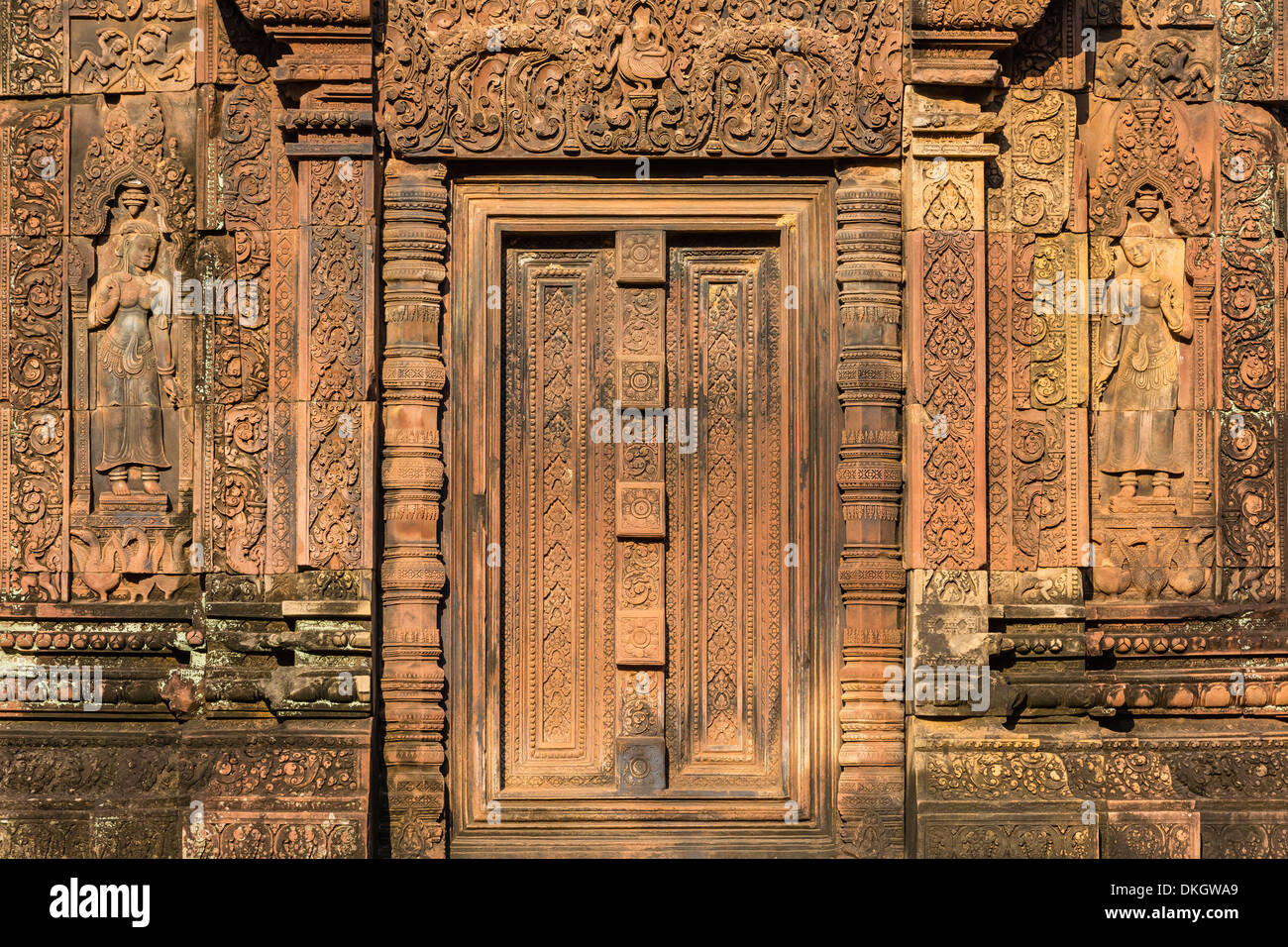 Bas-relief au Temple de Banteay Srei à Angkor, Site du patrimoine mondial de l'UNESCO, la Province de Siem Reap, au Cambodge, en Asie du sud-est Banque D'Images