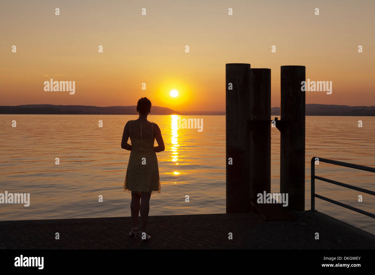 Femme pour le coucher du soleil, l'Unteruhldingen, Lac de Constance, Baden Wurtemberg, Allemagne, Europe Banque D'Images