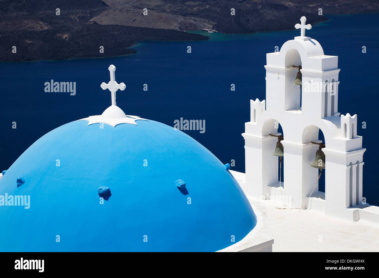 Église Saint Gerasimos avec dôme bleu donnant sur la mer Égée, Firostefani, Santorini, Cyclades, îles grecques, Grèce, Europe Banque D'Images