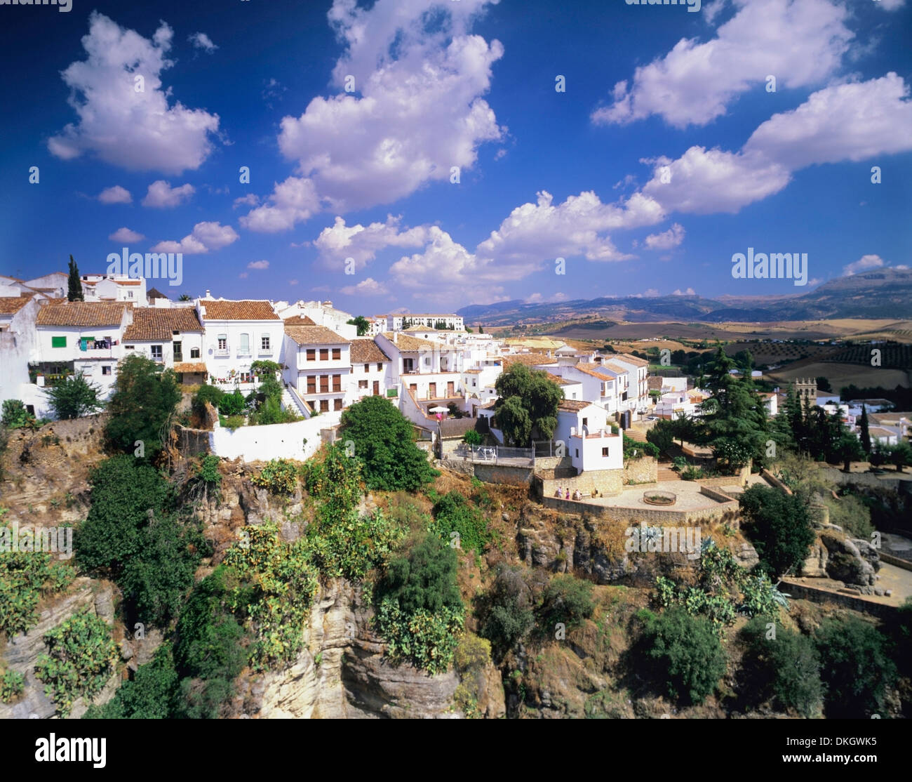 Maisons sur une gorge, vieille ville de Ronda avec les cumulus, Province de Malaga, Andalousie, Espagne, Europe Banque D'Images