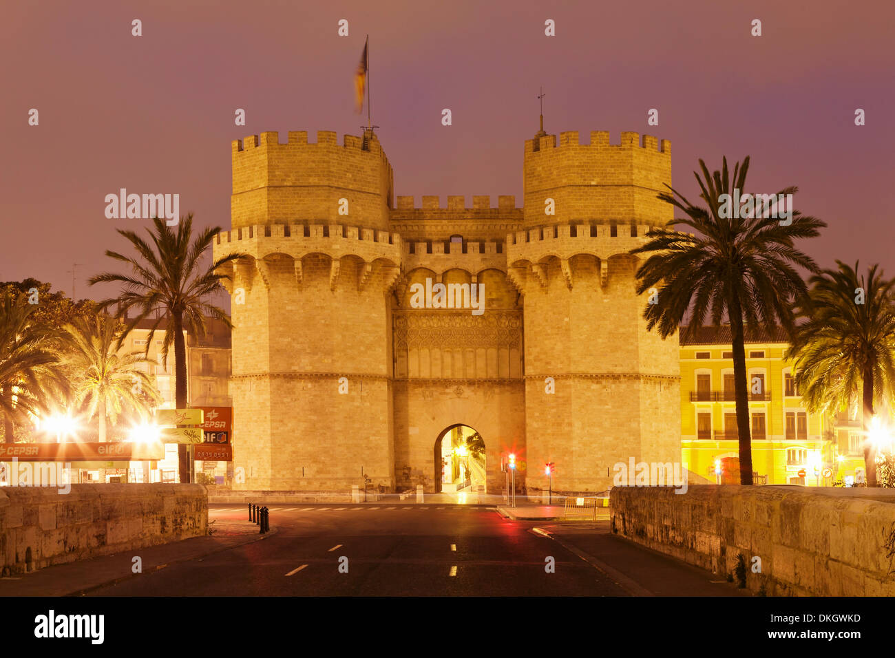 Torres de Serranos porte de la ville au crépuscule, Valencia, Comunidad Valencia, Espagne, Europe Banque D'Images