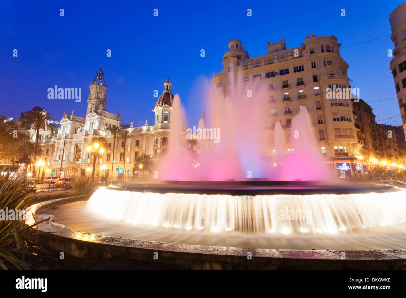 Fontaine illuminée sur la Plaza del Ayuntamineto avec mairie au crépuscule, Valencia, Comunidad Valencia, Espagne, Europe Banque D'Images