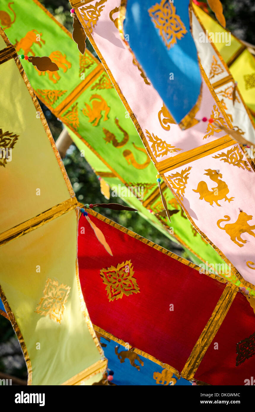 Nouvel An thaï décorations soufflent dans le vent, Wat Chedi Luang, Chiang Mai, Thaïlande, Asie du Sud-Est, Asie Banque D'Images