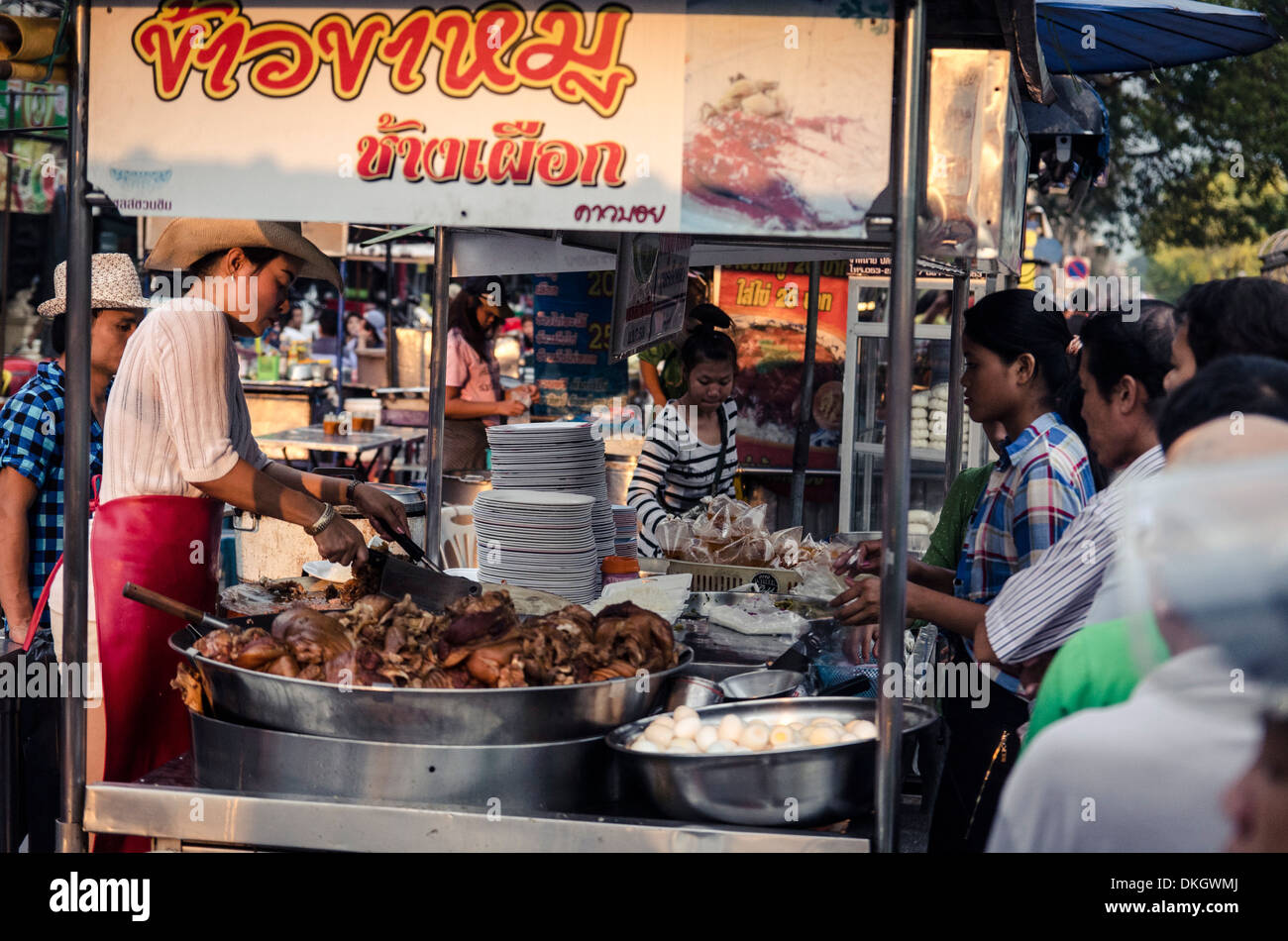 Des stands de nourriture du soir sur Mani Nopharat Road, Chiang Mai, Thaïlande, Asie du Sud-Est, Asie Banque D'Images