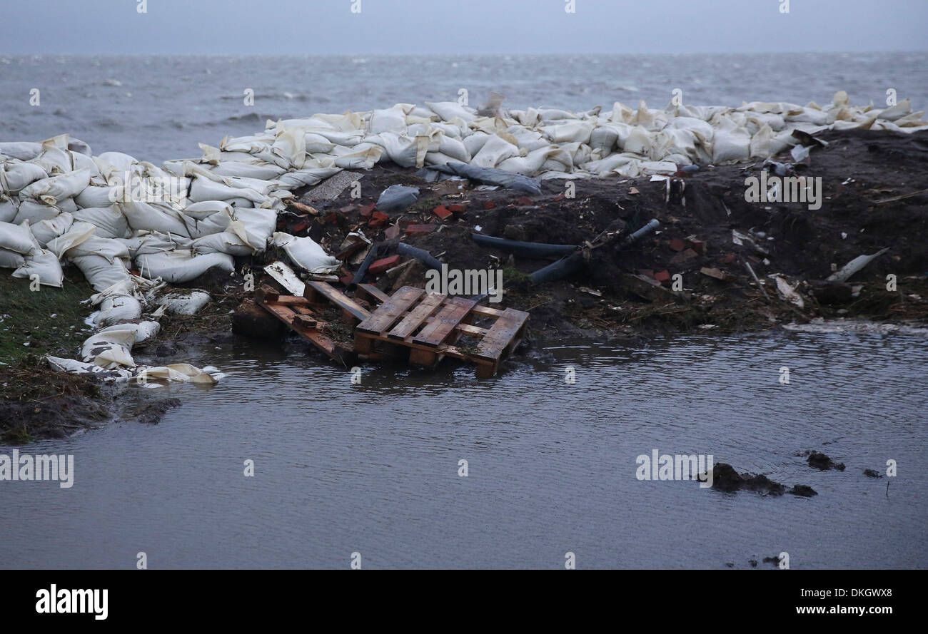 Sacs de sécuriser la côte en Keitum sur l'île de Sylt, Allemagne 06 décembre. Avant la tempête Xaver a atteint le nord de l'Allemagne avec vigueur le 05 décembre 2013. Photo : AXEL HEIMKEN Banque D'Images