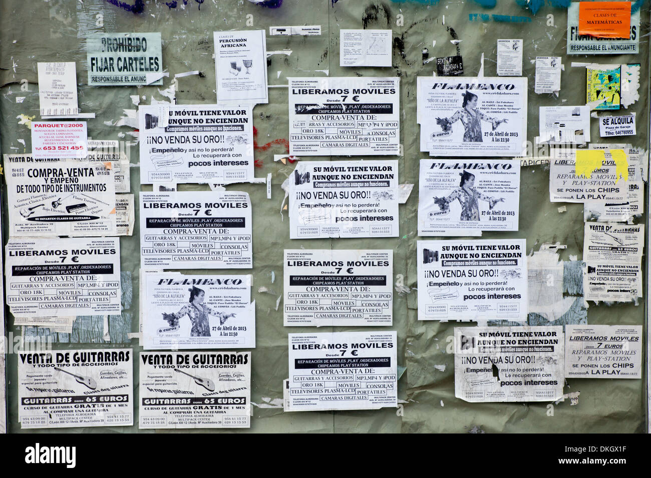 Sevilla, Espagne : le 27 avril 2013 - Open street de sélection pour l'achat et la vente de publicités Banque D'Images