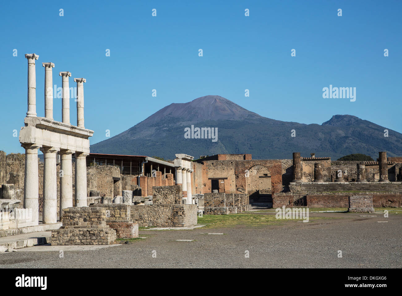 Le Forum et le volcan Vésuve, Pompéi, UNESCO World Heritage Site, Campanie, Italie, Europe Banque D'Images