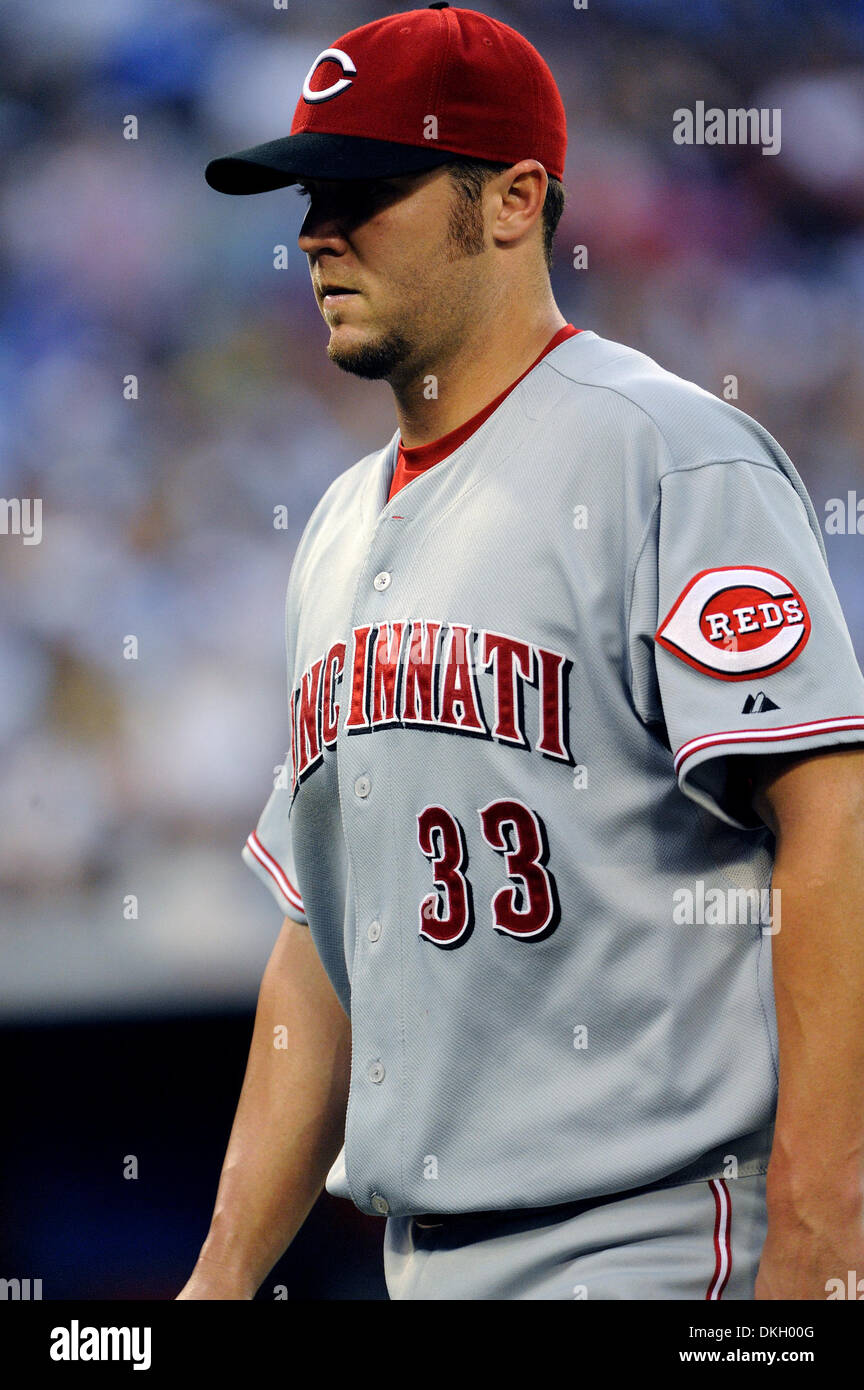 Le 23 juin 2009 - Toronto, Ontario, Canada - 23 juin 2009 : Cincinnati Reds le lanceur partant Micah Owings (33) quitte le jeu au cours de la MLB match entre les Blue Jays de Toronto et les Reds de Cincinnati. Les Blue Jays a battu les Reds 7-5, dans le match joué au Centre Rogers de Toronto, ON (crédit Image : © Adrian Gauthier/ZUMApress.com) Southcreek/mondial Banque D'Images