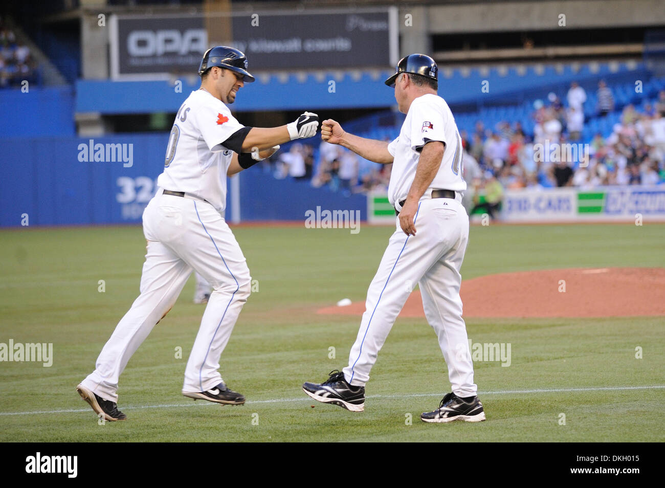 Le 23 juin 2009 - Toronto, Ontario, Canada - 23 juin 2009 : Toronto Blue Jays catcher Rod Barajas (20 tours) les bases et célèbre avec l'entraîneur de troisième Nick Leyva (16) après avoir frappé un coup de circuit lors de la MLB match entre les Blue Jays de Toronto et les Reds de Cincinnati. Les Blue Jays a battu les Reds 7-5, dans le match joué au Centre Rogers de Toronto, ON (crédit Image : © Adri Banque D'Images