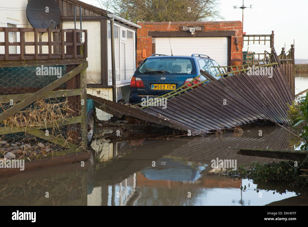 Ferriby du sud, nord du Lincolnshire, Angleterre, Royaume-Uni. 6e décembre 2013. Une propriété dans le Nord du Lincolnshire village de South Ferriby près de la rivière Humber, qui a été endommagé par le raz-de-marée. Ferriby du sud, nord du Lincolnshire, Angleterre, Royaume-Uni. 6e décembre 2013. Credit : LEE BEEL/Alamy Live News Banque D'Images