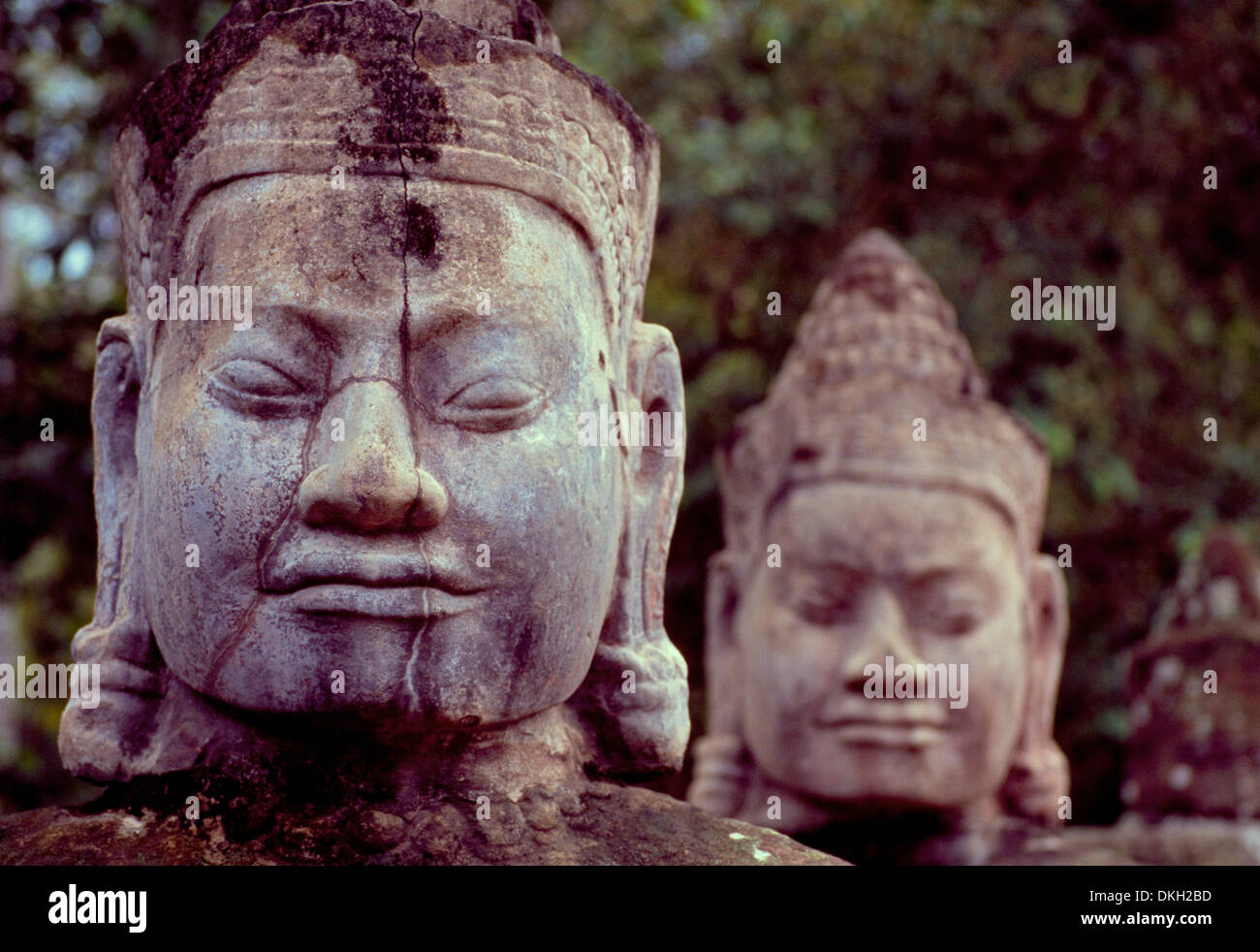 Statues en pierre sculpté alignés à la Porte Sud d'Angkor Thom, Angkor, Site du patrimoine mondial de l'UNESCO, au Cambodge, en Asie du Sud-Est, l'Asie Banque D'Images
