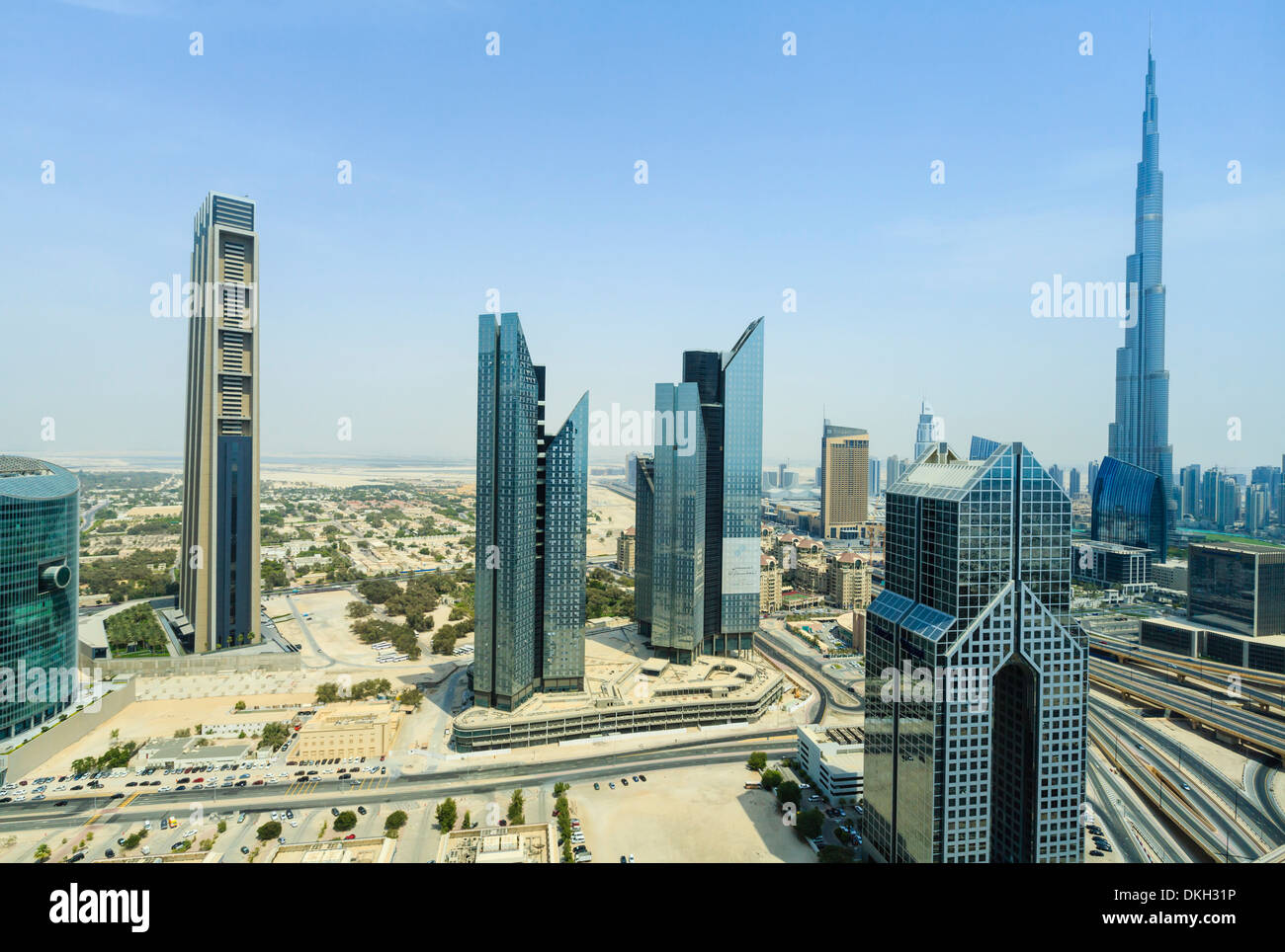 Burj Khalifa et toits de la ville, Dubaï, Émirats arabes unis, Moyen Orient Banque D'Images