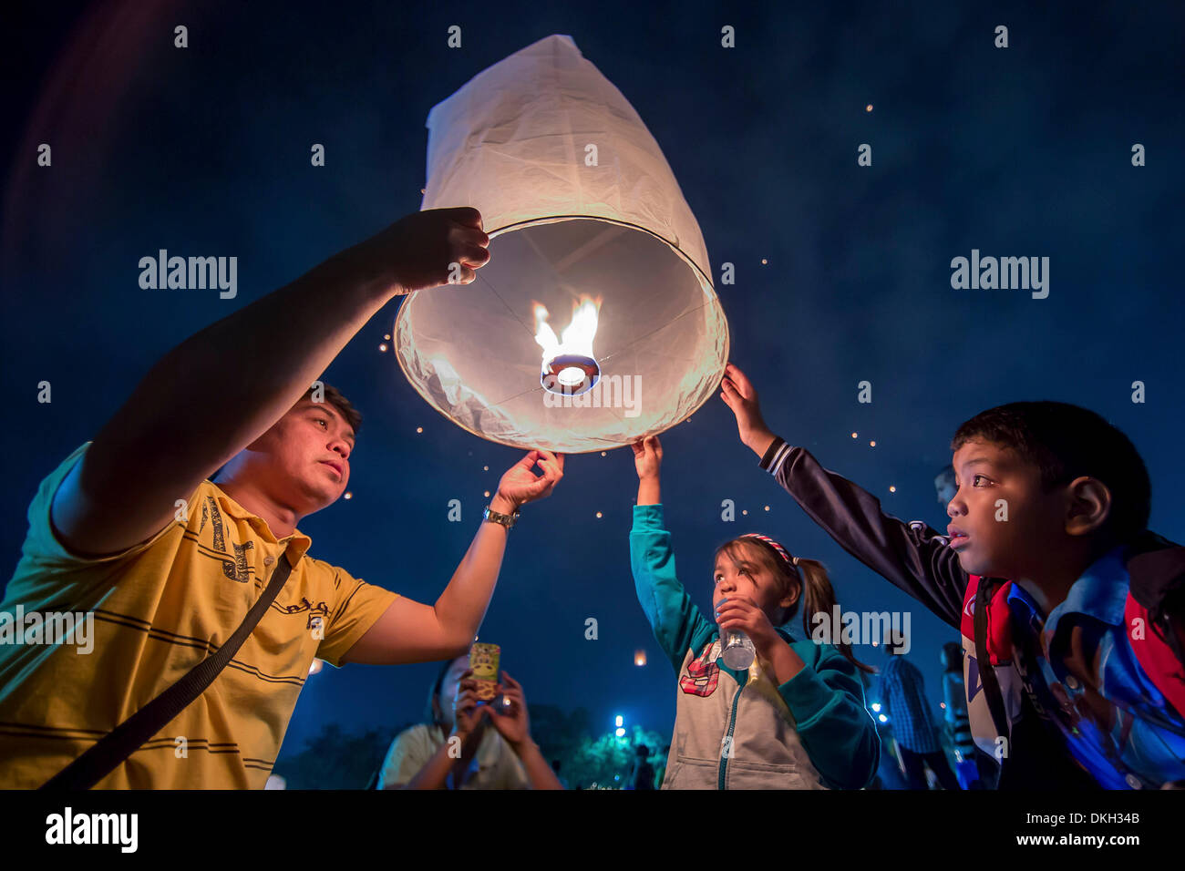Bangkok, Thaïlande. 5 décembre 2013. Personnes à Bangkok, Thaïlande, célébrer l'anniversaire du roi Bhumibol Adulyadej le 5 décembre 2013. Dpa : Crédit photo alliance/Alamy Live News Banque D'Images