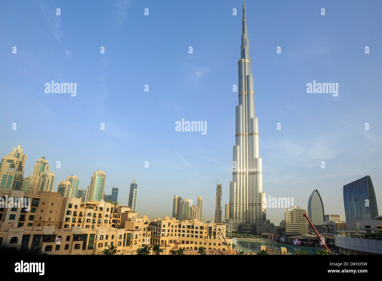 Burj Khalifa et toits de la ville, le centre-ville, Dubaï, Émirats arabes unis, Moyen Orient Banque D'Images