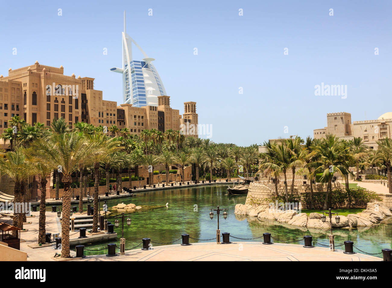 Madinat Jumeirah et l'hôtel Burj Al Arab, Dubaï, Émirats arabes unis, Moyen Orient Banque D'Images