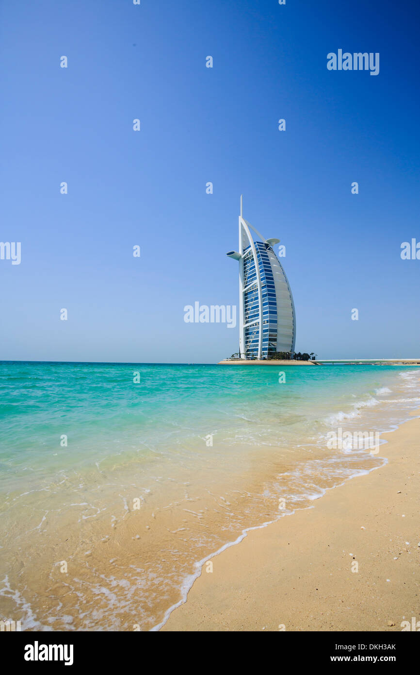 Hôtel Burj Al Arab, la plage de Jumeirah, Dubai, Émirats arabes unis, Moyen Orient Banque D'Images