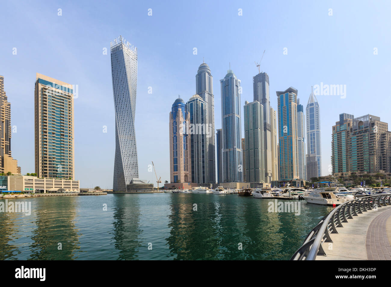 Cayan Tower dans la Marina de Dubaï, Dubaï, Émirats arabes unis, Moyen Orient Banque D'Images