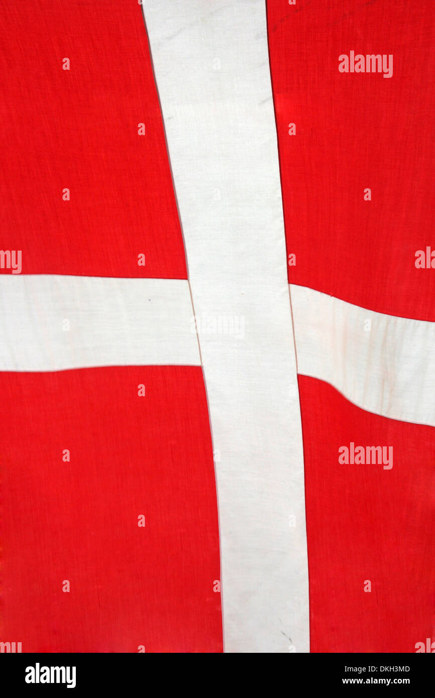 Close up of le drapeau national du Danemark en Scandinavie, l'Europe. Drapeau blanc sur fond rouge. Banque D'Images