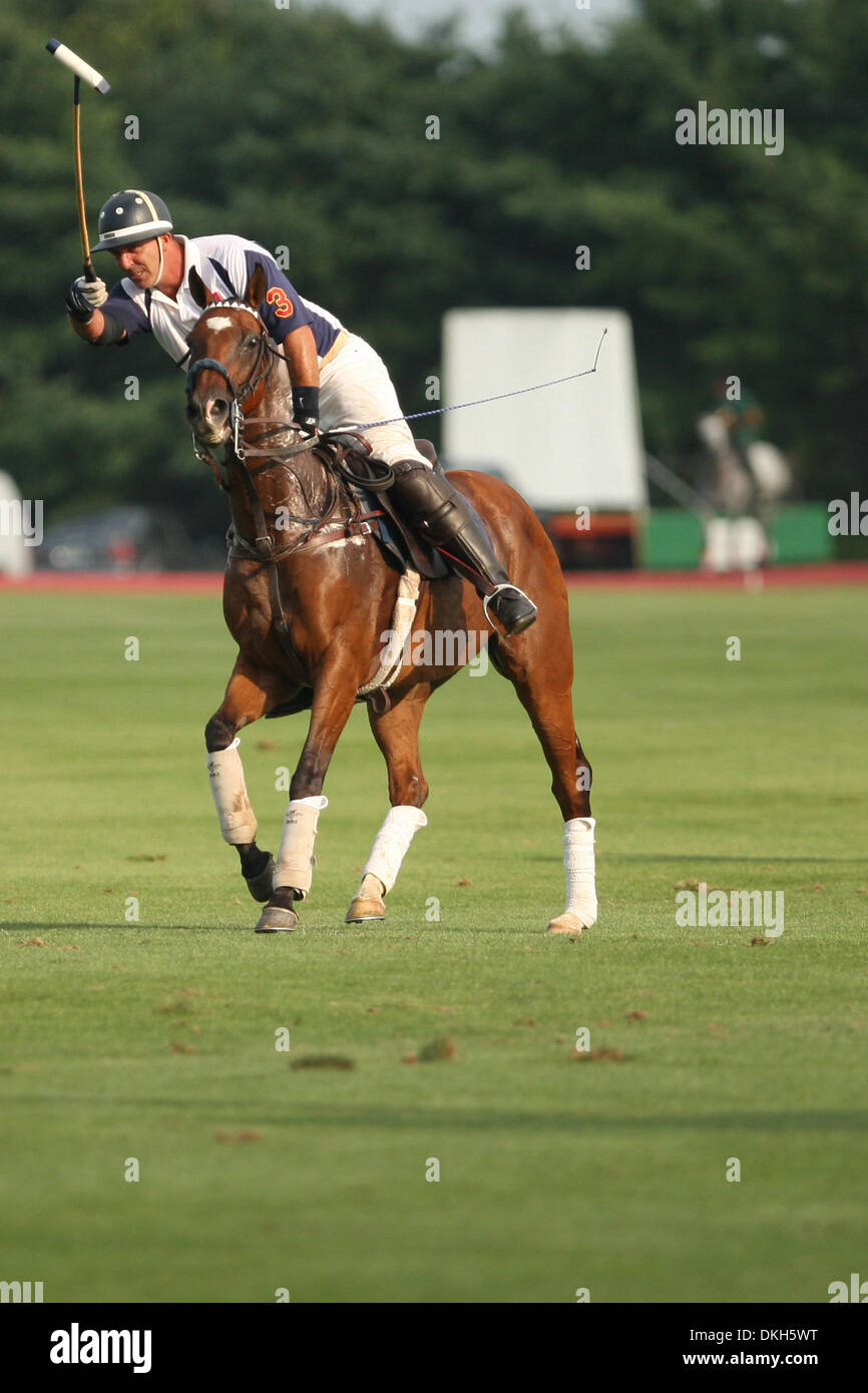 Tommy Biddle de Cinque Terre se prépare à la grève. Cinque Terre équipe équipe défait 14-10 certifié dans le jour de l'ouverture de la Mercedes Benz Polo Challenge à l'Bridghampton Polo Club, moulin à eau, New York (crédit Image : © Anthony Gruppuso/ZUMApress.com) Southcreek/mondial Banque D'Images