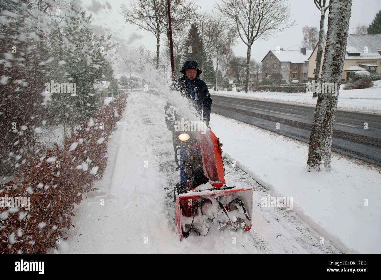 L'habitant nettoie une rue après de fortes chutes de neige Rotenhain est fermé, Hachenbuch, Allemagne, 06 décembre 2013. Avant la tempête Xaver a atteint l'Allemagne toute sa force. Photo : THOMAS FREY Banque D'Images