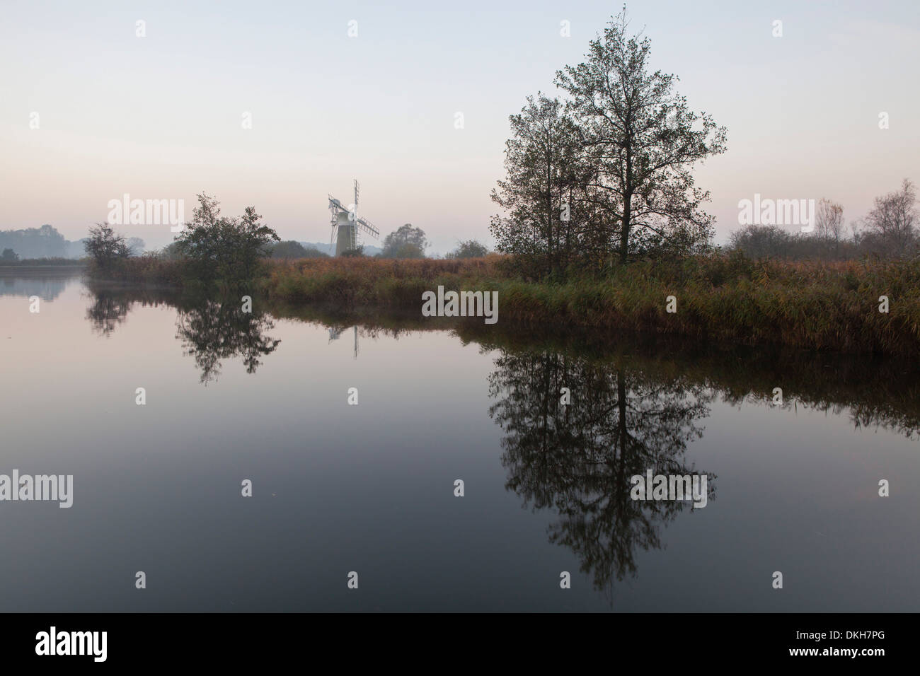 Beau temps calme sur la rivière Ant dans les Norfolk Broads à Turf Fen, Norfolk, Angleterre, Royaume-Uni, Europe Banque D'Images