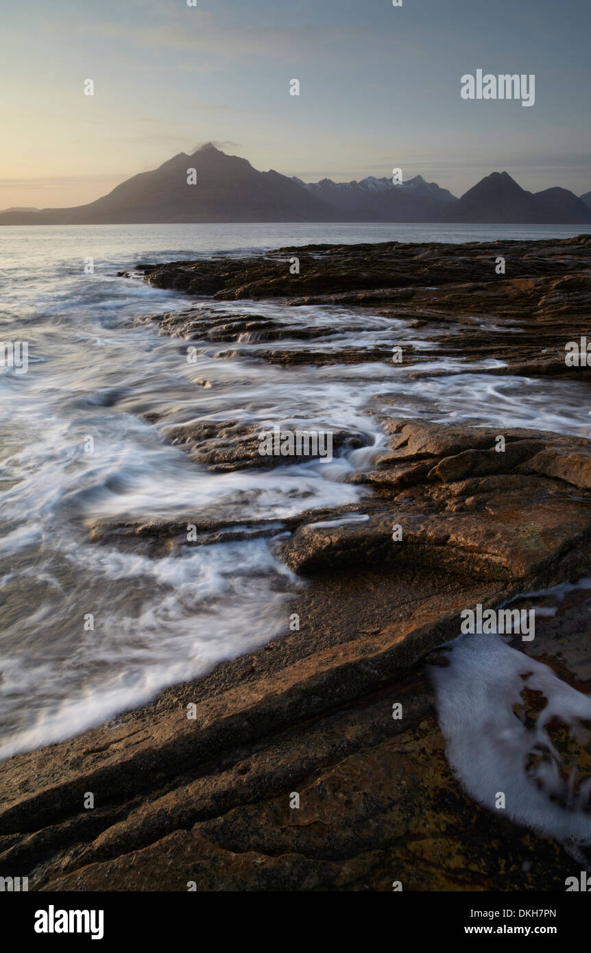 La vue sur le Loch Scavaig au Cuillin Hills d'Elgol, île de Skye, Écosse, Royaume-Uni, Europe Banque D'Images