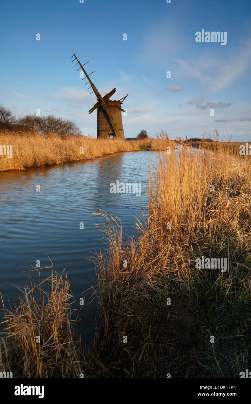 La fin 18e siècle Brograve moulin sur un matin d'hiver près de Horsey, Norfolk, Angleterre, Royaume-Uni, Europe Banque D'Images