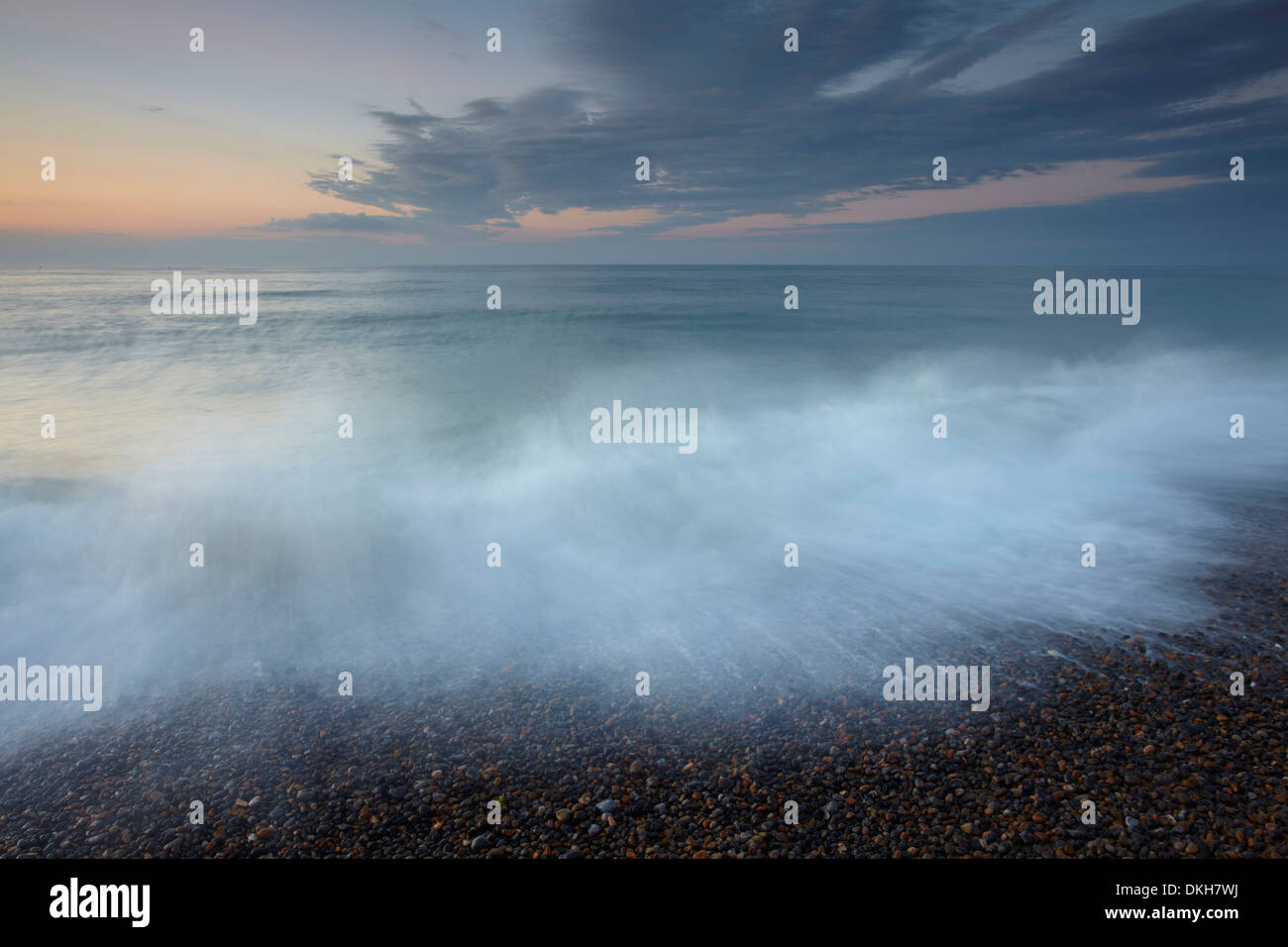 Une étude au crépuscule de la plage de galets à Weybourne, Norfolk, Angleterre, Royaume-Uni, Europe Banque D'Images